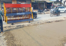 सड़क निर्माण कार्य में घटिया सामग्री इस्तेमाल करने पर दुकानदारों ने जताया रोष