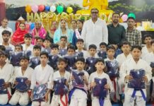 गांव सुल्तानपुर में कराटे खेल नर्सरी के खिलाडिय़ों का जन्मदिन मनाकर को संदीप गर्ग ने किये ट्रैक सूट वितरीत