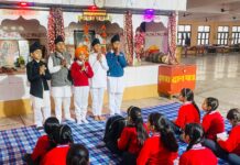 सुगनी देवी स्कूल के छोटे-छोटे बच्चों ने वृद्धाश्रम में जाकर मनाया गुरु पर्व