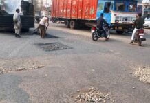 टूटी सड़कों को बनाने की जगह किया जा रहा है पैंचवर्क का काम