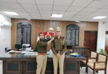 पुलिस अधीक्षक करनाल ने उप निरीक्षक के कंधों पर स्टार लगाकर निरीक्षक के पद पर किया पदोन्नत व दी शुभकामनाएं