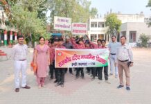 मतदाता जागरूकता रैली निकाल कर लोगों को वोट बनवाने की कि अपील