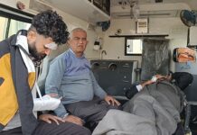 दुकानदार पर लाठियों व गंड़ासियों से किया हमला, तीन को आई गंभीर चोटें