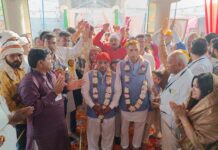 शोभायात्रा मे कलंदर साहिब की शान मे पंखा निकाला गया