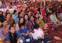 पूज्य जया किशोरी जी ने कथा में कृष्ण जी की बाल लीला, श्री गोवर्धन पूजा का प्रसंग सुनाया