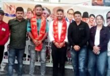 बेटियों के जन्म पर परिवार संग बांटी खुशियां, दिए उपहार