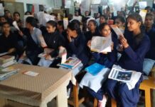 स्कूली बच्चों को एचआईवी/एड़स के बारे में जागरूक किया गया