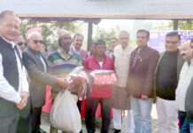 रोटरी क्लब ने जरूरतमंदों में बांटे कम्बल व कपड़े