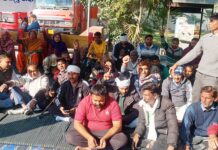 नगरपालिका सफाई कर्मचारियों व उपदमकल विभाग के कर्मचारियों ने दो दिवसीय हड़ताल कर जमकर नारेबाजी की