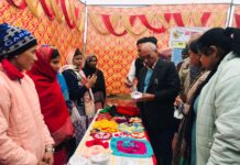 विकसित भारत जन संवाद संकल्प यात्रा के माध्यम से सरकार जनता के घर द्वार पर पहुंचकर उन्हें योजनाओं की जानकारी दी जा रही है