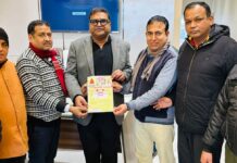 माता शाकुम्भरी देवी मंदिर सेवा समिति के पदाधिकारियों ने समाजसेवी संदीप गर्ग को शाकुम्भरी जयंती का दिया निमंत्रण