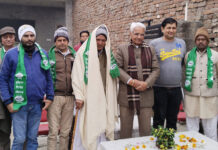 गांच घिसरपड़ी में पूर्व विधायक शेर सिंह बड़शामी के नेतृत्व में दर्जनों ग्रामीणों ने थामा इनैलो का दामन