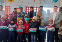 गांव घिसरपड़ी में सर्दी को देखते हुए समाजसेवी अशोक सैनी हमीदपुर ने बच्चों को वितरित की जूते व जर्सियां