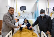 मीडिया वैलबीग एसोसिएशन द्वारा हस्पताल में उपचाराधीन अम्बाला के पत्रकार अनिल कुमार को एक लाख की राशि प्रदान की गई