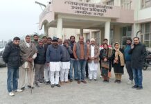 अधोया से पंचायती जमीन से पेड़ काटने के मामले में अधिकारियों से मिले सरपंच