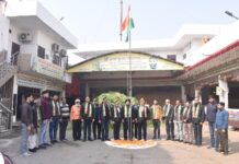 75वें गणतंत्र दिवस समारोह पर राधा कृष्ण गौशाला में मनाया गया।