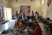 गाय के गोवर से बने हवन के साथ गमले दीवारों पर सजाने के लिए मूर्तियां , हवन के लिए समिधा और नहाने के लिए साबुन