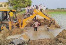 तेज बरसात के चलते सडक़ के बीचों बीच लगभग 50 फूट की खाई, कई गांवों का संपर्क टूटा