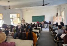 विद्यार्थियों को नशे से दूर रहने के लिए प्रेरित किया