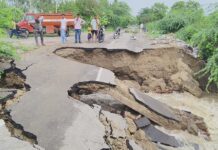 प्री मानसून की बरसात शुरू हुई है ऐसी स्थिति में इंद्री हल्के की सड़कों का टूटने का सिलसिला जारी