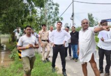 बरसाती पानी की निकासी को लेकर एसडीएम ने किया गाँवो का निरिक्षण
