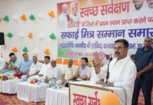 स्वच्छता सर्वेक्षण में घरौंडा को जिला में पहला स्थान मिलने पर विधानसभा अध्यक्ष ने सफाई मित्रों को किया सम्मानित