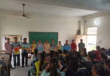 राष्ट्रीय कृमि मुक्ति दिवस के उपलक्ष्य में विद्यार्थियों को अल्बेंडाजोल टैबलेट वितरित की, वहीं पोस्टर मेकिंग में विद्यार्थियों ने दिखाई प्रतिभा