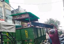 नगर निगम ने फूसगढ़ रोड से हटाया अतिक्रमण, करीब 12 दुकानों का सामान व रेहड़ी को लिया कब्जे में, सडक़ पर फिक्स बोर्ड को जेसीबी से उखाड़ा- डॉ. वैशाली शर्मा, निगमायुक्त।