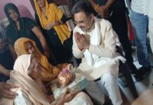 स्वतंत्रता दिवस की पूर्व संध्या पर स्वतंत्रता सेनानी की 105 वर्षीय पत्नी फुल्लो देवी से मिले विसा अध्यक्ष हरविन्द्र कल्याण