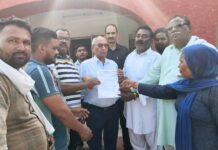 नगर पालिका कर्मचारी संघ ने विधायक रामकुमार कश्यप को सौंपा मांग पत्र