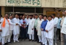 विधायक रामकुमार कश्यप ने इन्द्री मार्किट कमेटी के नवनियुक्त चेयरमैन महिन्द्र प्रेमी पंजोखरा तथा कुंजपुरा मार्किट कमेटी के नवनियुक्त चेयरमैन दीपक सैनी को दी बधाई