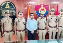 8 कर्मीयों को सहायक उप निरीक्षक की पदोन्नति पर स्टार लगाकर पुलिस कप्तान ने किया सम्मानित