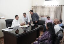 हरियाणा विधानसभा अध्यक्ष हरविंदर कल्याण को रेस्ट हाउस करनाल में मुगल कैनाल व शेखपुरा कचरा प्लांट का नक्शा दिखाकर डिस्कस करते संबधित विभागीय अधिकारी