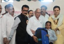 होप टू हैपीनैस संस्था द्वारा जरूरतमंदों को कंबल ओर स्कूल बैग वितरित किए गए