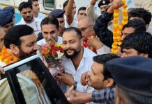 भाजपा नेता रमन सैनी ने मुख्यमंत्री को बुके भेंट कर लिया आर्शिवाद