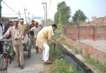 धर्मपुरी में विस अध्यक्ष ने किया स्वच्छता अभियान में श्रमदान