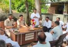 सरपंचों सहित मौजीज व्यक्तियों के साथ चौकी में की बैठक