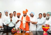 मार्केट कमेटी के चेयरमैन तरणदीप वड़ैच के साथ मुख्यमंत्री से मिला किसानों का प्रतिनिधिमंडल