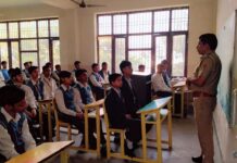 जिला पुलिस द्वारा स्कूल में कैम्प लगाकर छात्रों को यातायात नियमों के प्रति किया जागरूक