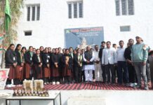 दून पब्लिक स्कूल में पूर्व मंत्री कर्णदेव कांबोज ने राष्ट्रीय ध्वज फहराया