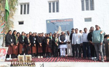 दून पब्लिक स्कूल में पूर्व मंत्री कर्णदेव कांबोज ने राष्ट्रीय ध्वज फहराया