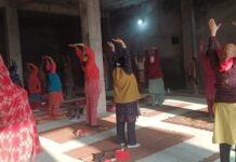 सूर्य नमस्कार के करने से सौंदर्य बढ़ता है व वजन कम करने में काफी सहयोग मिलता है-योग सहायक सीमा देवी