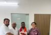 विधायक रामकुमार कश्यप ने कॉमनवेल्थ गेम्स के पैरा फेंसिंग गोल्ड मेडलिस्ट राजीव को दी बधाई