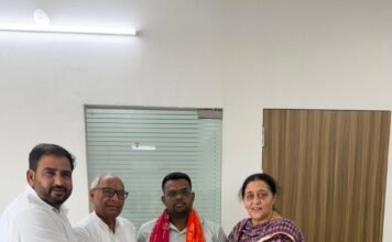 विधायक रामकुमार कश्यप ने कॉमनवेल्थ गेम्स के पैरा फेंसिंग गोल्ड मेडलिस्ट राजीव को दी बधाई