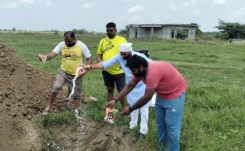 चेयरमैन रिंकू सैनी ने गौरक्षक दल के सदस्यों के साथ कई दिनों से मृत पड़ी गौ माता को मिट्टी देने का काम किया