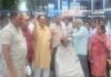 नगरपालिका और फायर ब्रिगेड कर्मचारियों ने हड़ताल के 30वें दिन मुंडन करवाकर रोष प्रकट किया