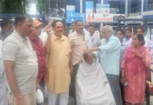 नगरपालिका और फायर ब्रिगेड कर्मचारियों ने हड़ताल के 30वें दिन मुंडन करवाकर रोष प्रकट किया