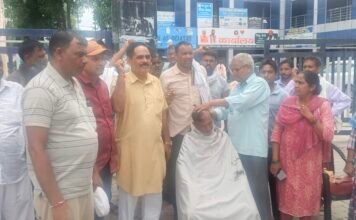 नगरपालिका और फायर ब्रिगेड कर्मचारियों ने हड़ताल के 30वें दिन मुंडन करवाकर रोष प्रकट किया