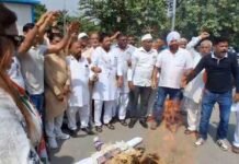 नगर निगम में भ्रष्टाचार के खिलाफ कांग्रेस का जोरदार प्रदर्शन, नकली नोटों की बारिश कर जताया विरोध