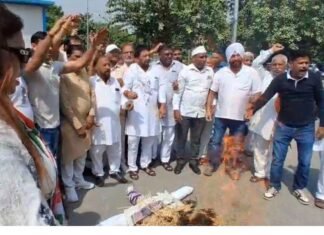 नगर निगम में भ्रष्टाचार के खिलाफ कांग्रेस का जोरदार प्रदर्शन, नकली नोटों की बारिश कर जताया विरोध